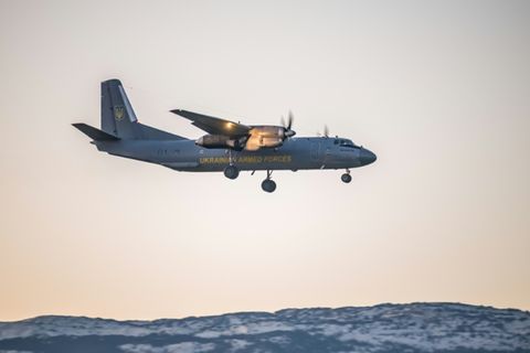 Ein ukrainisches Militärflugzeug vom Typ Antonow-26