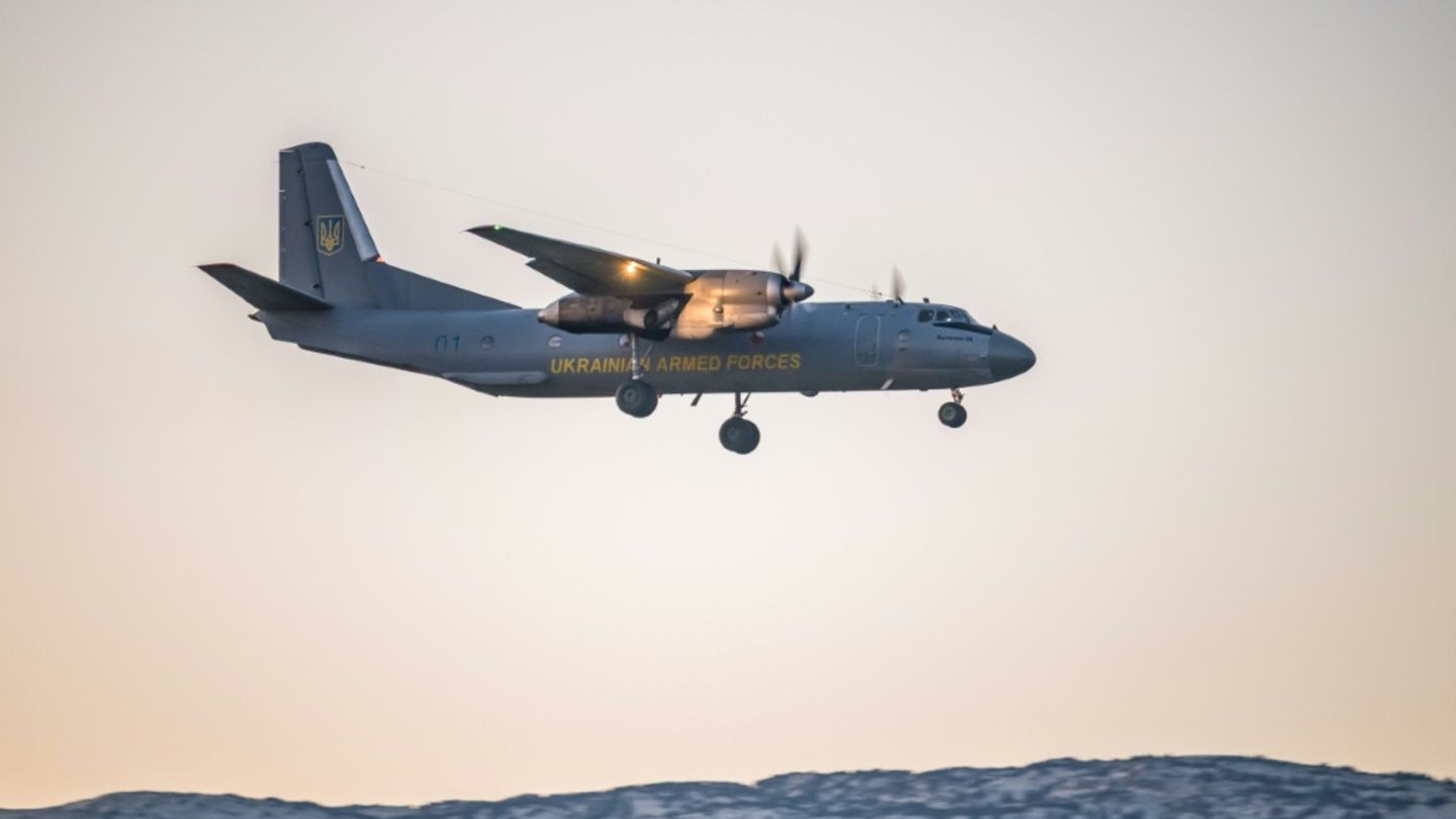 Ein ukrainisches Militärflugzeug vom Typ Antonow-26
