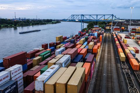 Der Iran-Krieg setzt viele Unternehmen in NRW unter Druck. Foto: Oliver Berg/dpa