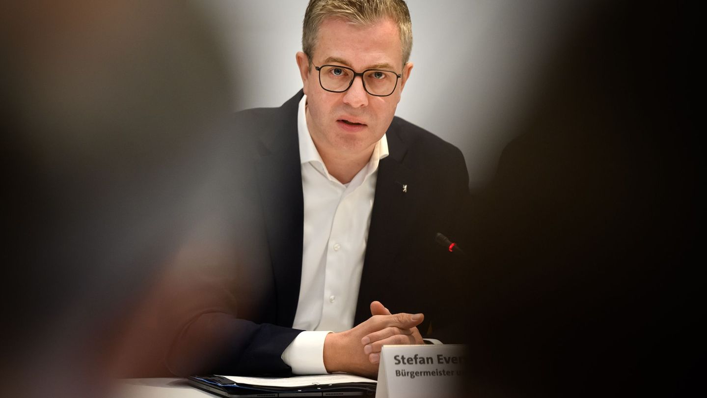 Berlins Finanzsenator Stefan Evers (CDU) kann noch nicht sagen, wann Berliner Beamte nach einer Entscheidung des Bundesverfassun
