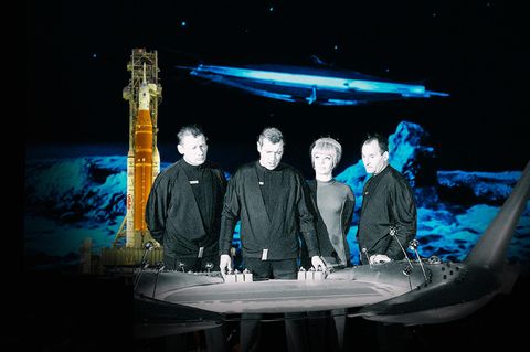 Montage zeigt Besatzung der ARD-Serie "Raumpatrouille" vor einer NASA-Rakete