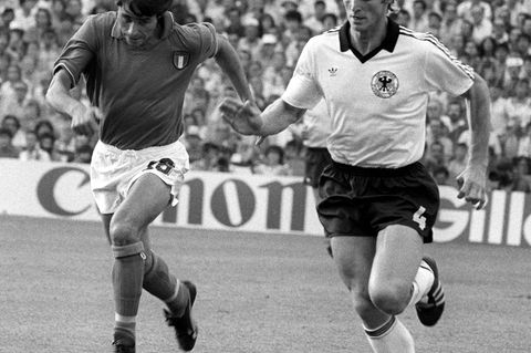 Ex-VfB-Profi Karlheinz Förster (r) 1982 mit Deutschland im WM-Finale gegen Italien. (Archivbild) Foto: -/UPI/dpa