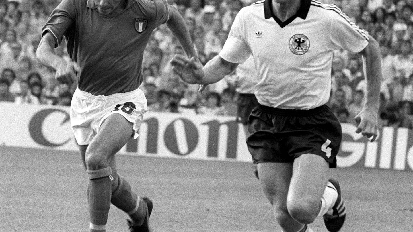 Ex-VfB-Profi Karlheinz Förster (r) 1982 mit Deutschland im WM-Finale gegen Italien. (Archivbild) Foto: -/UPI/dpa