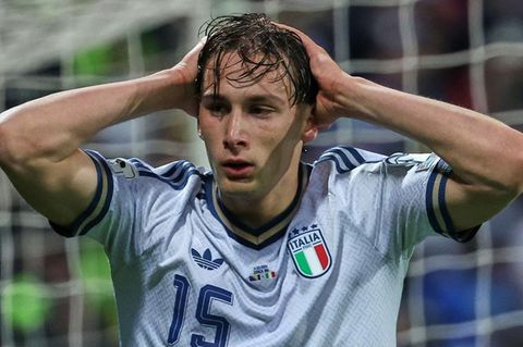 Er verschoss gleich den ersten Elfmeter der Italiener: Francesco Pio Esposito kann es nicht fassen