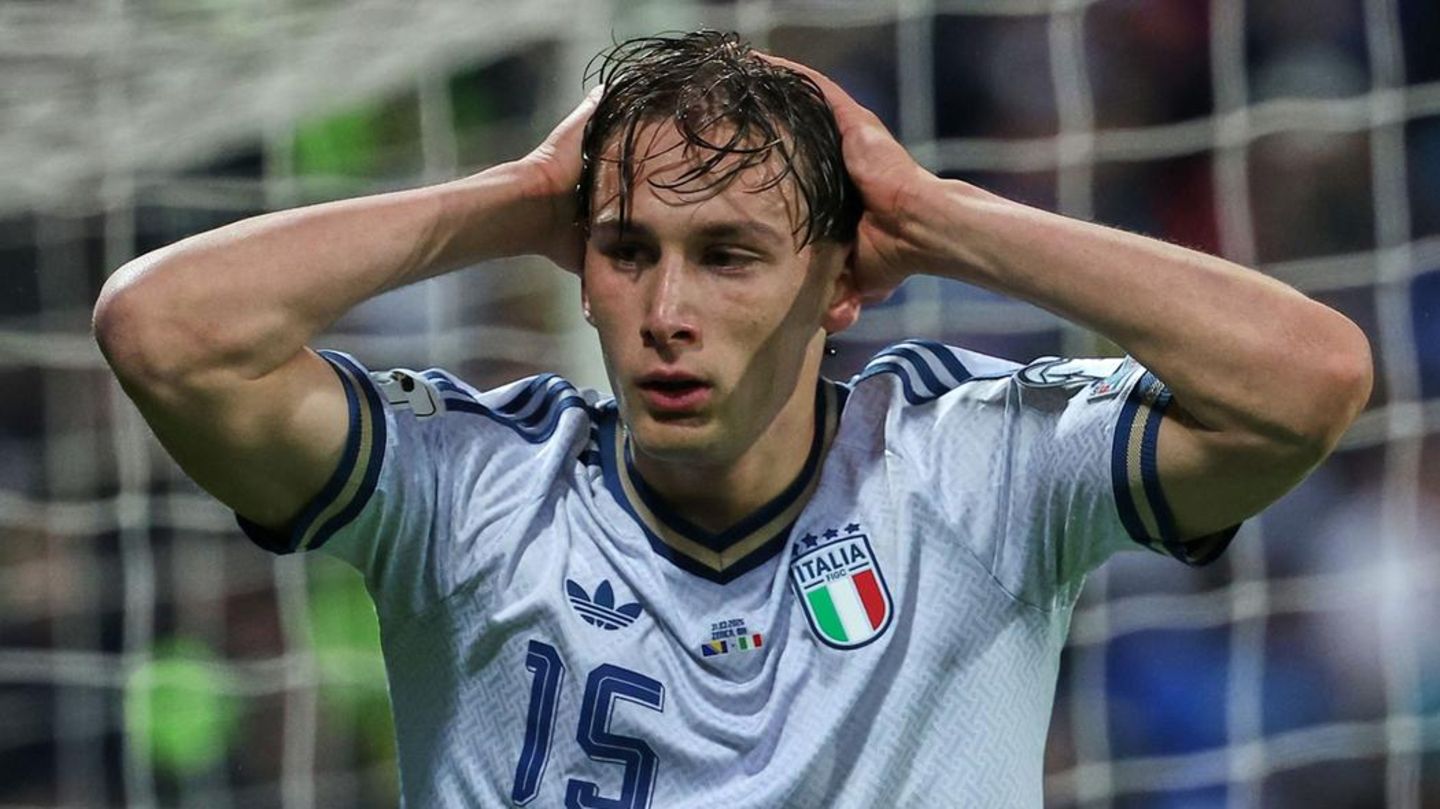 Er verschoss gleich den ersten Elfmeter der Italiener: Francesco Pio Esposito kann es nicht fassen