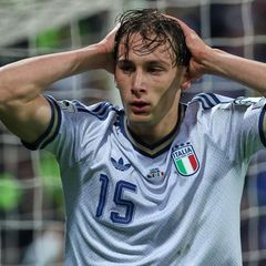 Er verschoss gleich den ersten Elfmeter der Italiener: Francesco Pio Esposito kann es nicht fassen