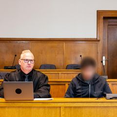 Der 19-jährige Angeklagte (r.), der in Völklingen einen Polizisten getötet hat, vor dem Landgericht Saarbrücken