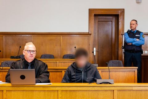 Der 19-jährige Angeklagte (r.), der in Völklingen einen Polizisten getötet hat, vor dem Landgericht Saarbrücken