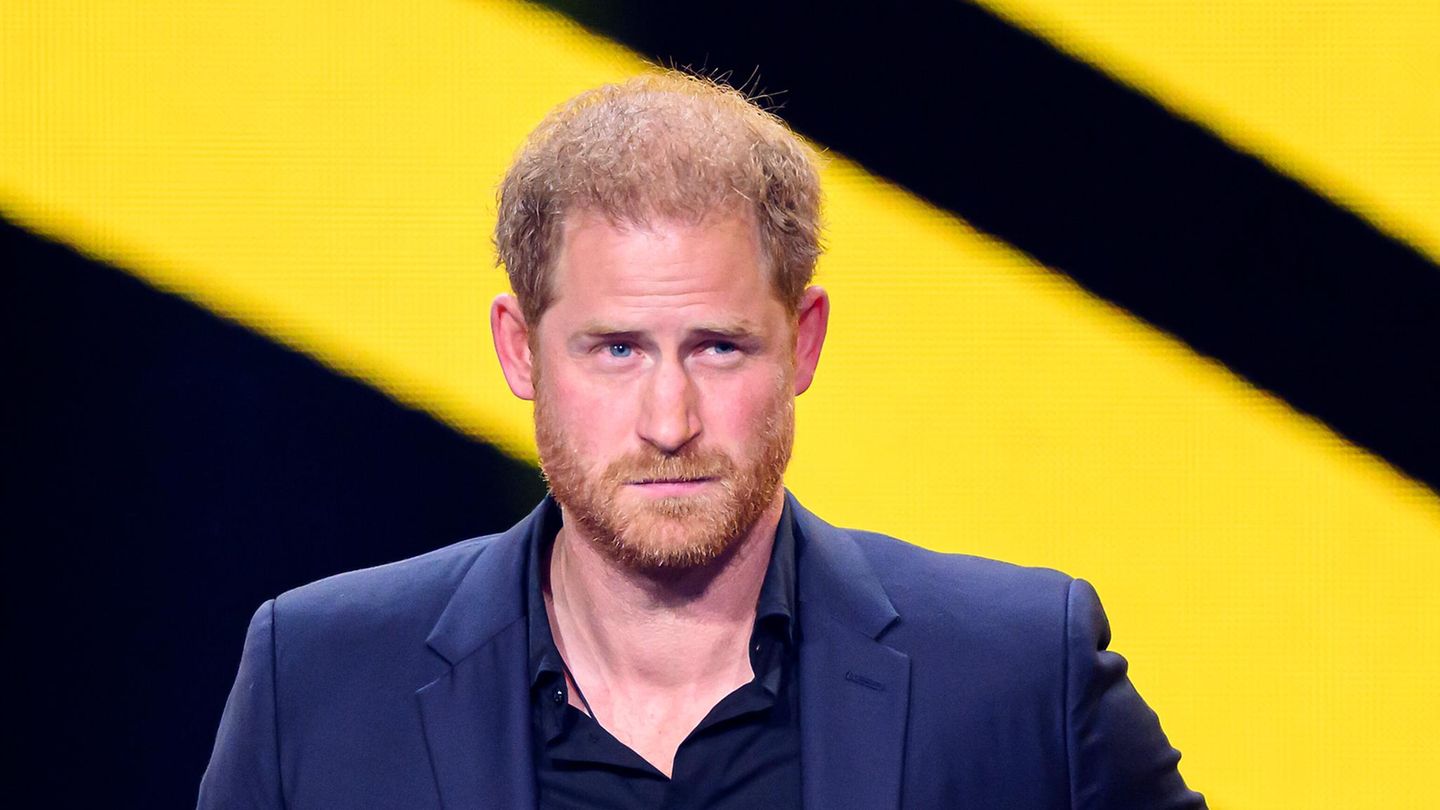 Prinz Harry schaut mit skeptischem Blick an der Kamera vorbei