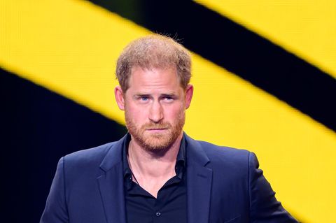 Prinz Harry schaut mit skeptischem Blick an der Kamera vorbei