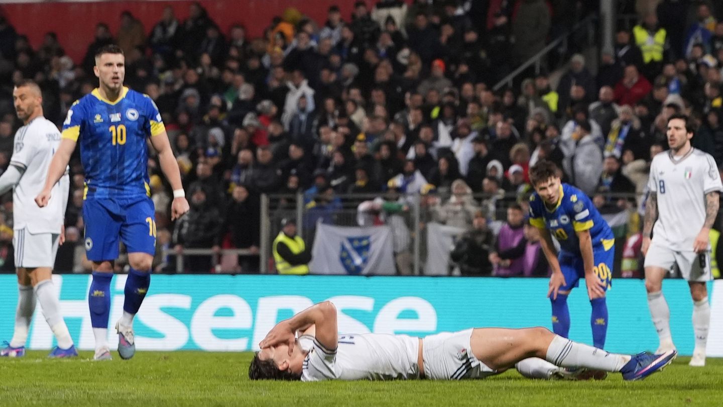 Italiens Fußball liegt nach dem Playoff-Aus am Boden - so wie hier Pio Esposito. Foto: Fabio Ferrari/LaPresse/AP/dpa