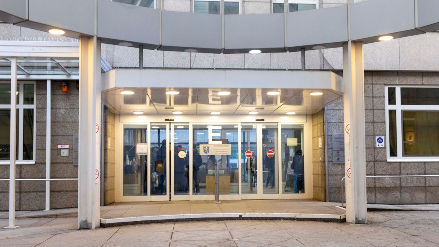 Eine Frau wurde mutmaßlich getötet, nun hat im Frankfurter Landgericht der Mordprozess begonnen. Foto: Helmut Fricke/dpa