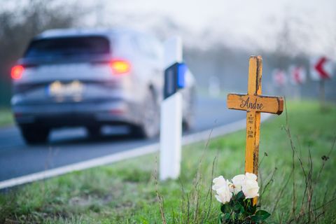 Kreuze am Straßenrand erinnern an tödliche Verkehrsunfälle. (Symbolbild) Foto: Julian Stratenschulte/dpa