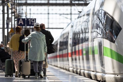 Die Deutsche Bahn rechnet über Ostern mit hoher Nachfrage, insbesondere im Fernverkehr. (Archivbild) Foto: Hannes Albert/dpa