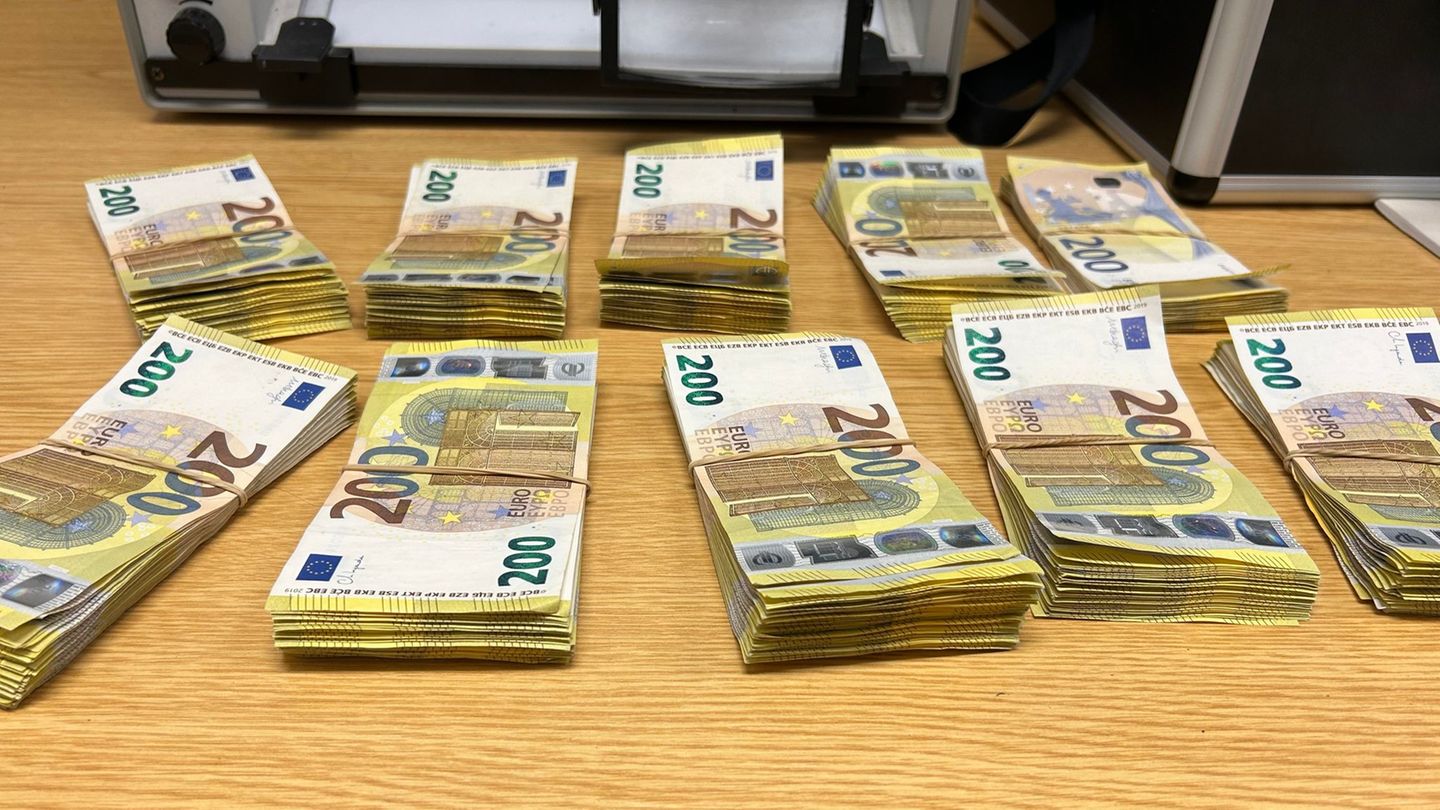 Der Mann wird nun der Geldwäsche verdächtigt. Foto: -/Hauptzollamt Schweinfurt/dpa