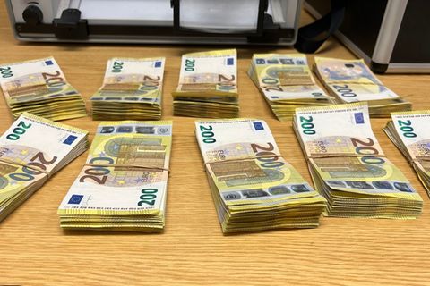 Der Mann wird nun der Geldwäsche verdächtigt. Foto: -/Hauptzollamt Schweinfurt/dpa