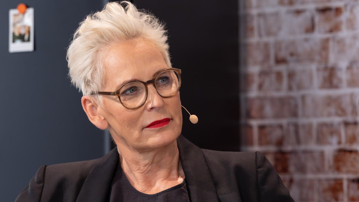 Moderatorin Bärbel Schäfer schaut an der Kamera vorbei