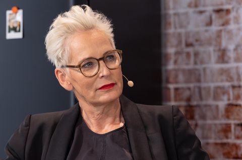 Moderatorin Bärbel Schäfer schaut an der Kamera vorbei