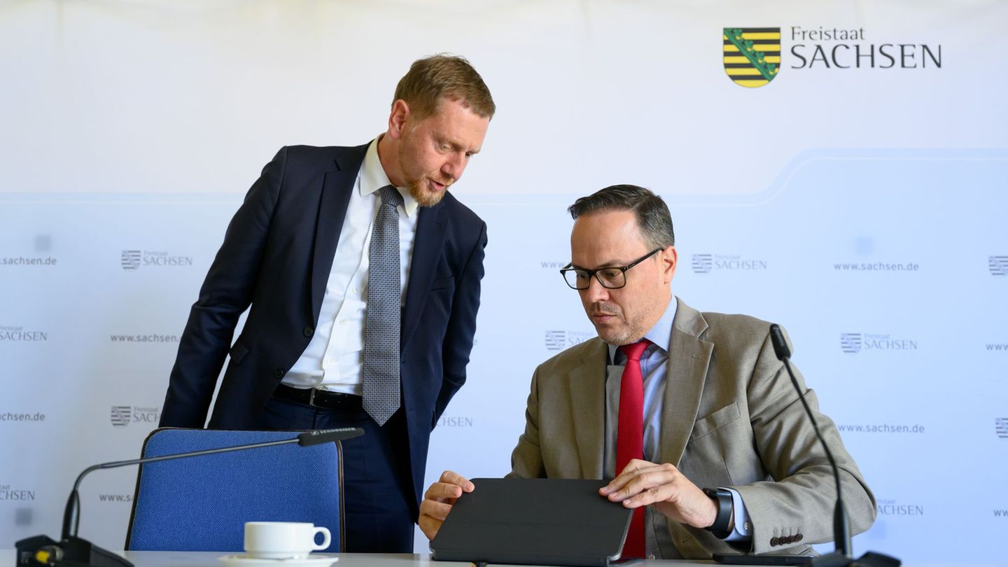 Ministerpräsident Michael Kretschmer (CDU, l) und Wirtschaftsminister Dirk Panter (SPD). Von den 4,8 Milliarden Euro, die Sachse