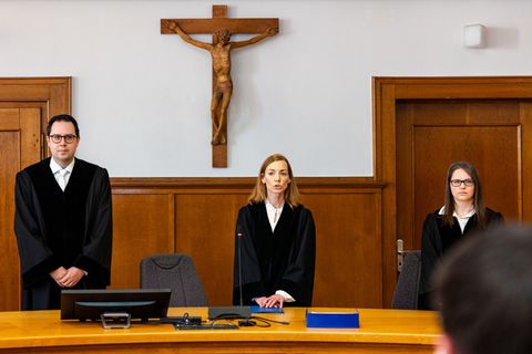 Die Vorsitzende Richtern (M) bei der Urteilsverkündung. Foto: Laszlo Pinter/dpa