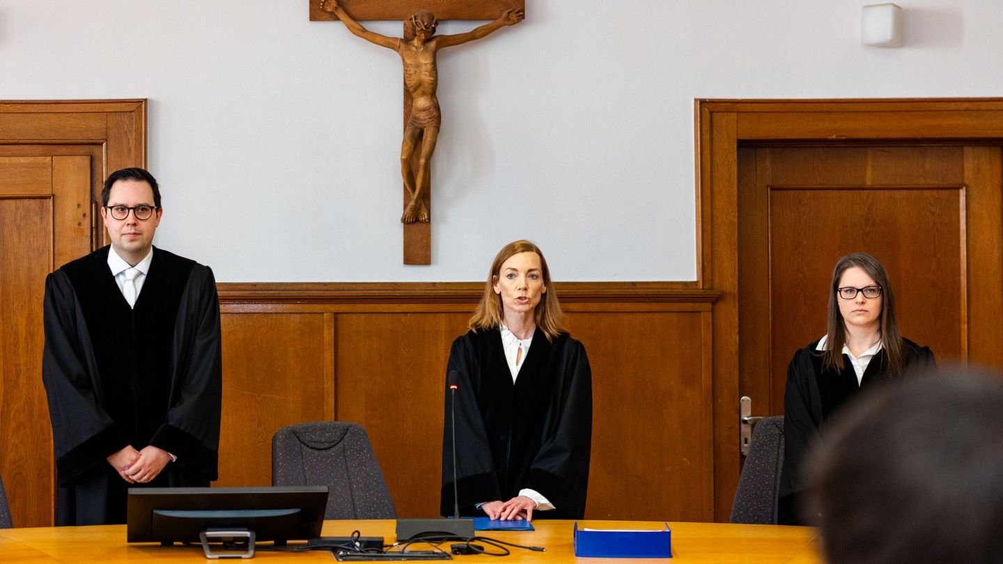 Die Vorsitzende Richtern (M) bei der Urteilsverkündung. Foto: Laszlo Pinter/dpa