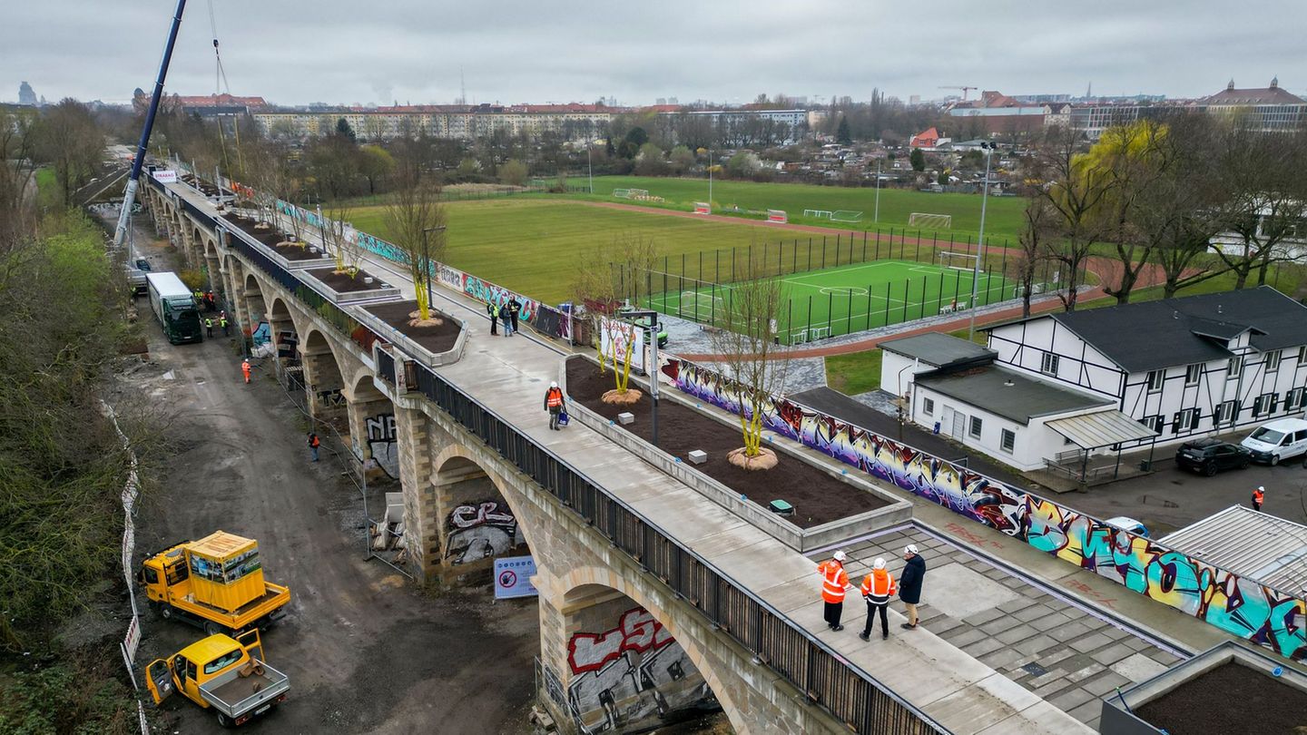 Im Leipziger Osten wird ein alter Viadukt bepflanzt. Foto: Jan Woitas/dpa