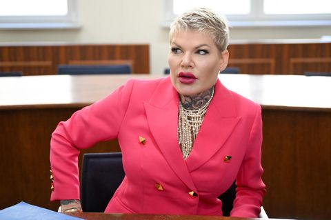 Melanie Müller sitzt im Gerichtssaal