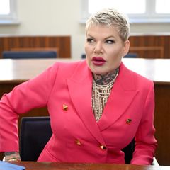 Melanie Müller sitzt im Gerichtssaal