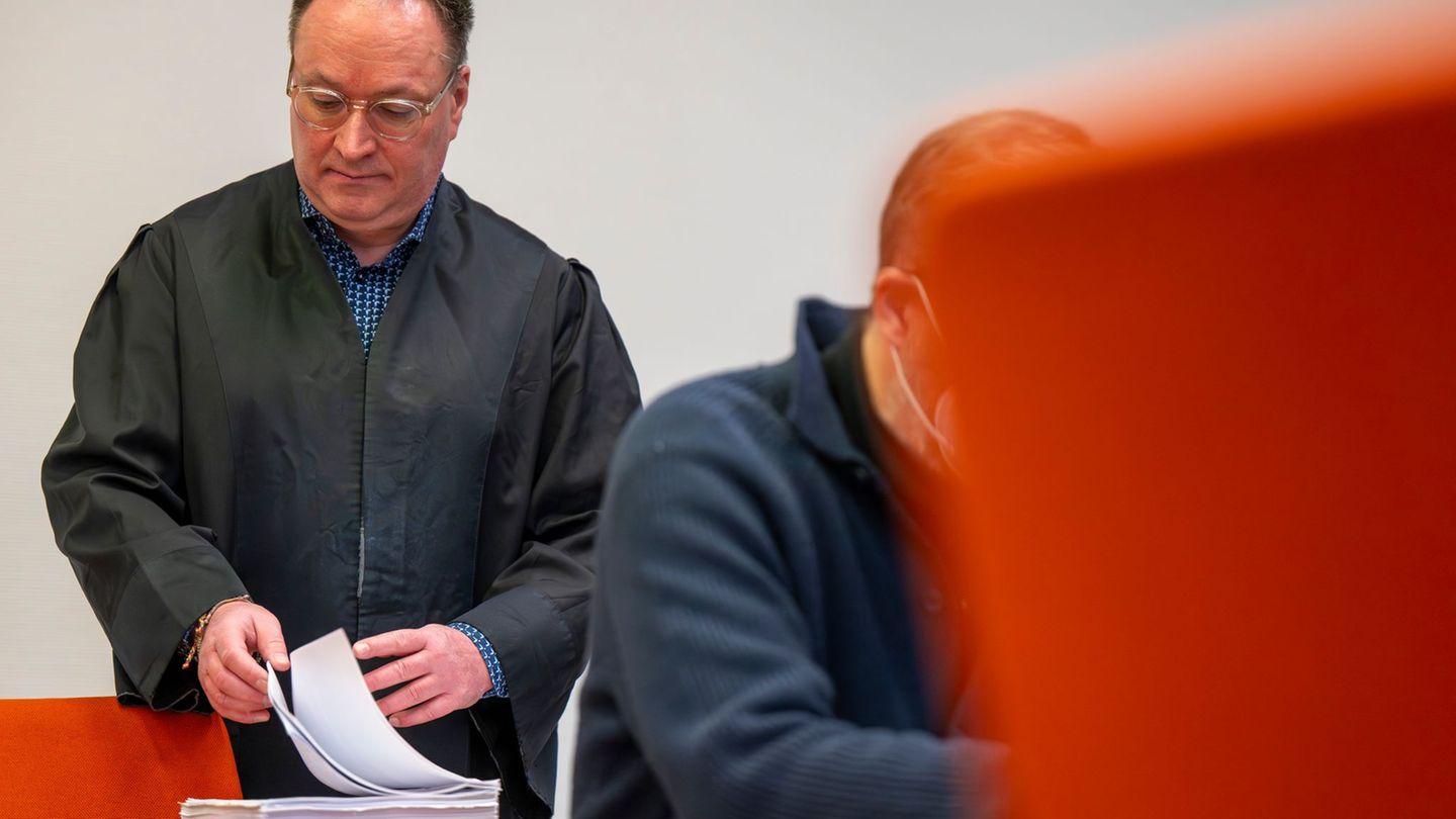 Das Gericht verurteilte den Angeklagten zu einer Haftstrafe. Foto: Peter Kneffel/dpa