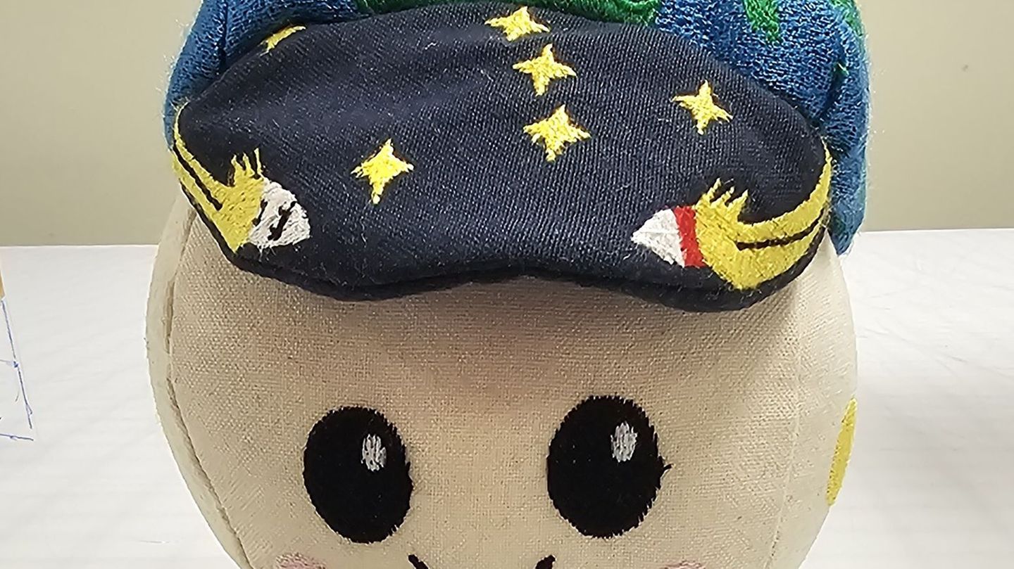 Soll Schwerelosigkeit anzeigen: Maskottchen "Rise" begleitet Raumfahrer Richtung Mond