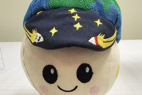 Das Schwerelosigkeits-Maskottchen "Rise" begleitet die Mission "Artemis 2". Foto: -/Nasa/dpa