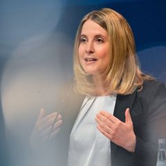 Gleichzeitig gegen Leerstand und Wohnungsnot: Bauministerin Verena Hubertz legt ein neues Förderprogramm auf. (Archivbild) Foto: