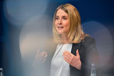Gleichzeitig gegen Leerstand und Wohnungsnot: Bauministerin Verena Hubertz legt ein neues Förderprogramm auf. (Archivbild) Foto: