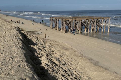 An dem Holzgerüst sollen in diesem Sommer Hängematten hängen. Foto: Volker Bartels/dpa