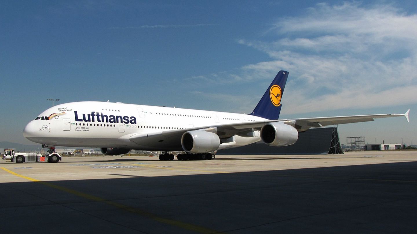 Ein Airbus A380 in den Farben der Lufthansa auf dem Rollfeld