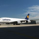 Ein Airbus A380 in den Farben der Lufthansa auf dem Rollfeld
