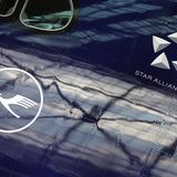 Die Logos der Lufthansa und der Star Alliance auf einem Flugzeug