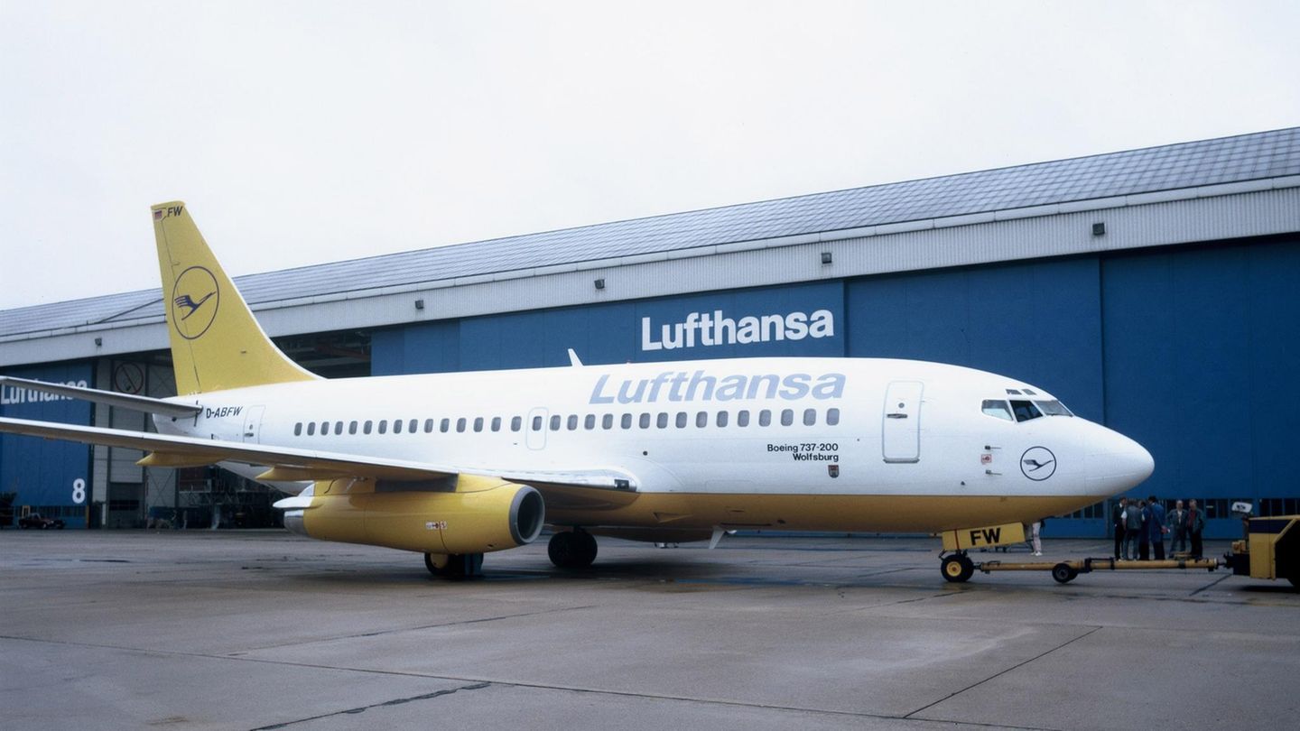 Eine Lufthansa Boeing 737 in gelber Bemalung auf der Unterseite