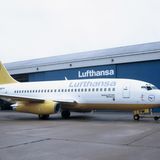 Eine Lufthansa Boeing 737 in gelber Bemalung auf der Unterseite