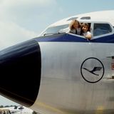 Zwei Lufthansa-Pilotinnen schauen aus dem dem geöffneten Cockpitfenster