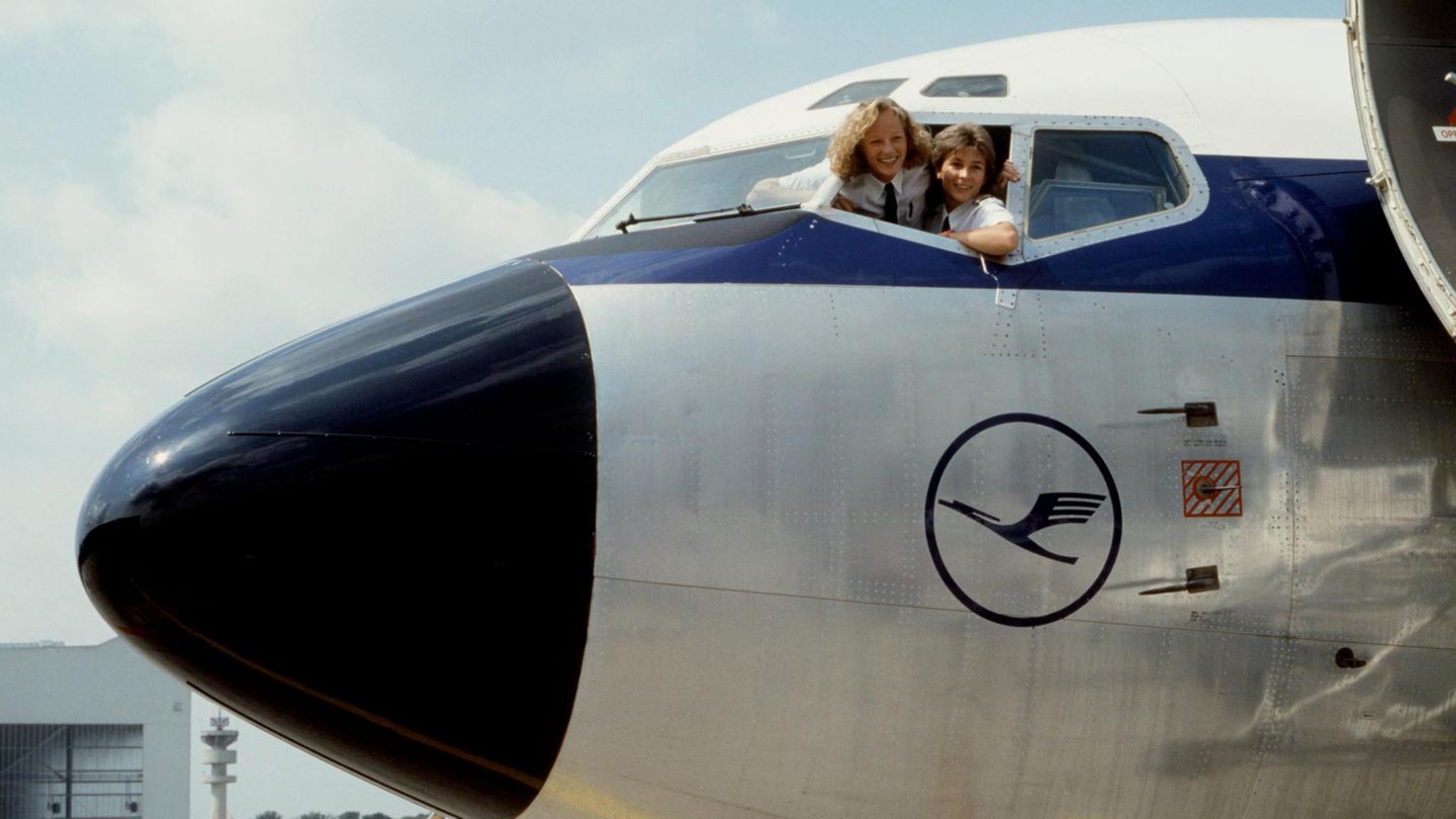 Zwei Lufthansa-Pilotinnen schauen aus dem dem geöffneten Cockpitfenster