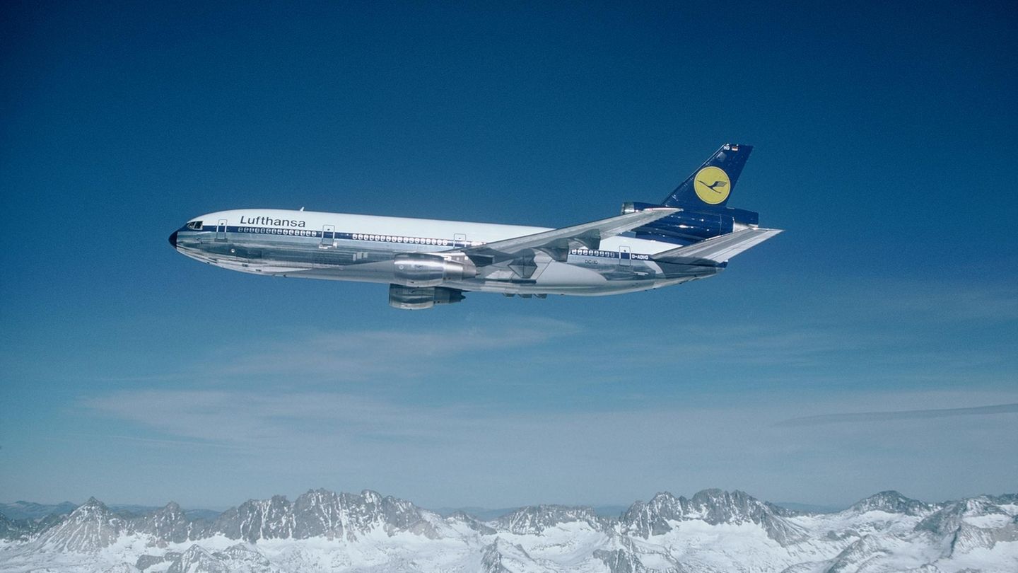 Eine Lufthansa DC-10 im Flug vor blauem Himmel