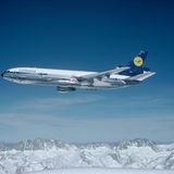 Eine Lufthansa DC-10 im Flug vor blauem Himmel