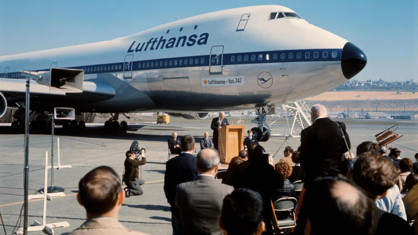 Die erste Lufthansa Boeing 747 bei der Übergabe in Deutschland