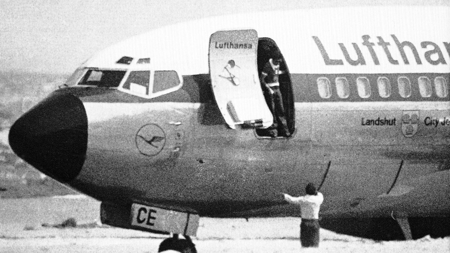 Die Lufthansa Boeing 737 "Landshut" auf dem Flugplatz in Dubai