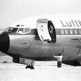 Die Lufthansa Boeing 737 "Landshut" auf dem Flugplatz in Dubai