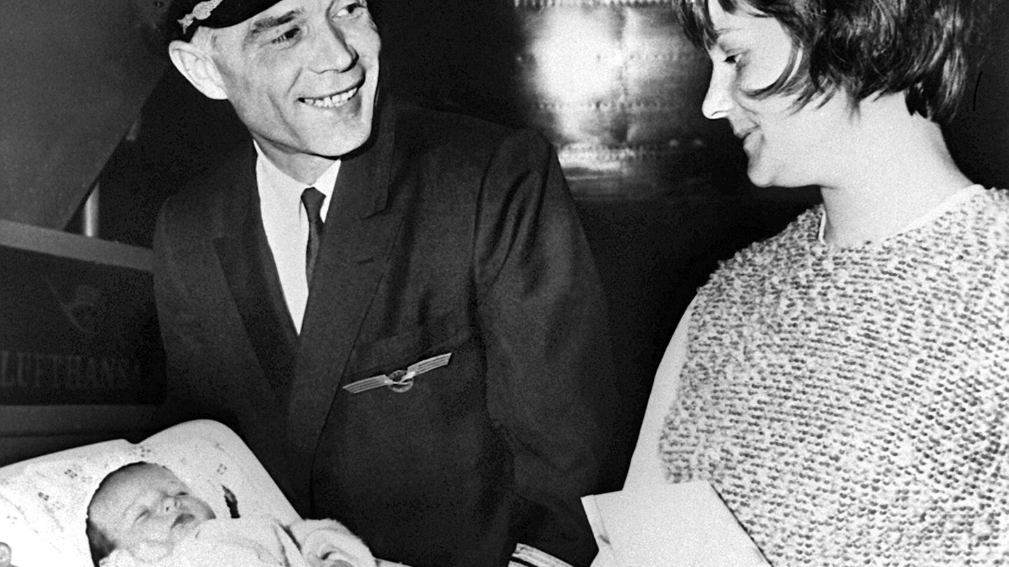 Flugkapitän Alwyn Meyer und Helga Herzog mit ihrer an Bord geborenen Tochter