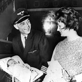 Flugkapitän Alwyn Meyer und Helga Herzog mit ihrer an Bord geborenen Tochter