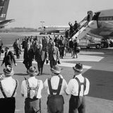 Eine  Blaskapelle empfängt die Lufthansa 707 in Australien