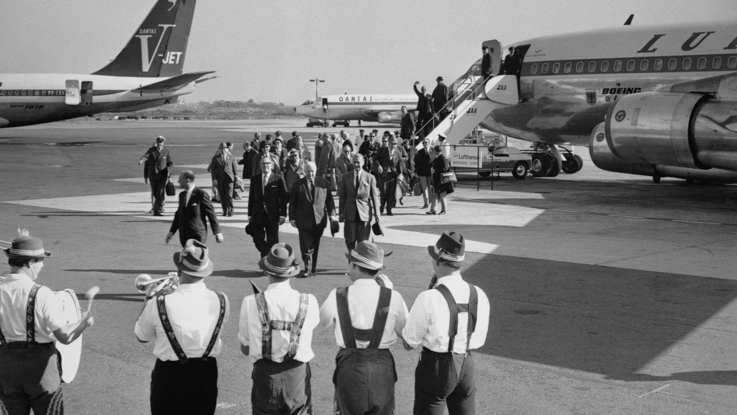 Eine  Blaskapelle empfängt die Lufthansa 707 in Australien